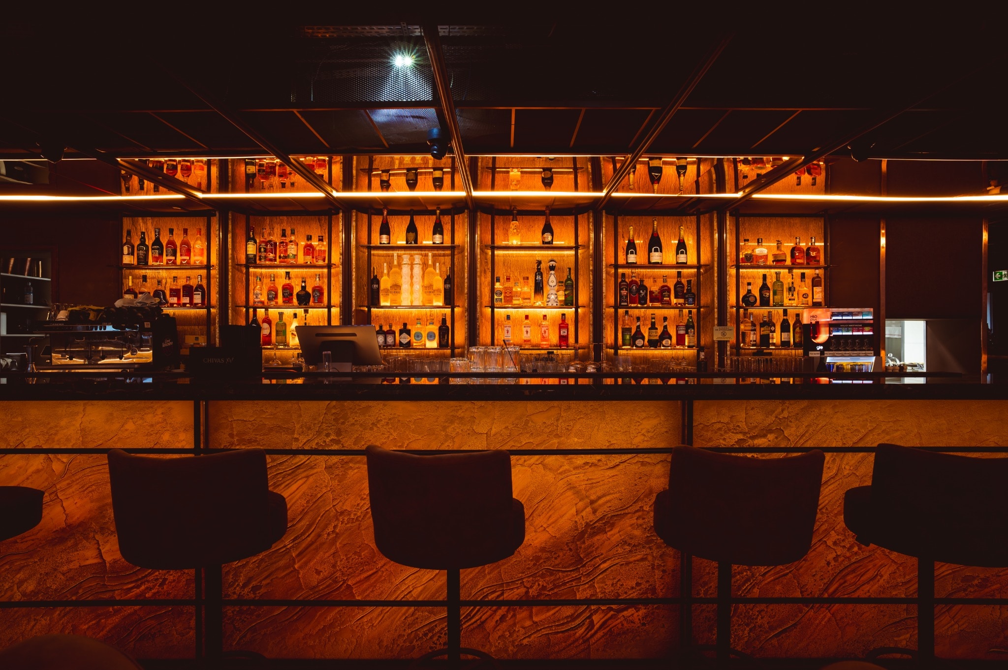 Podświetlony bar i eleganckie wnętrze restauracji TheOne Warsaw