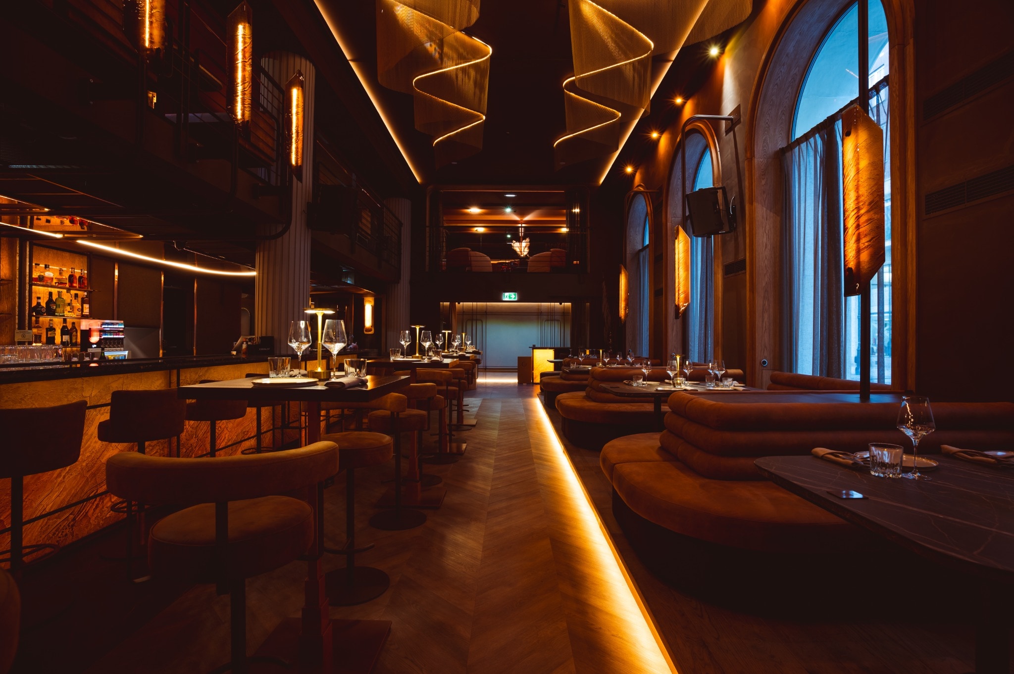 Kameralna strefa lounge z wygodnymi lożami