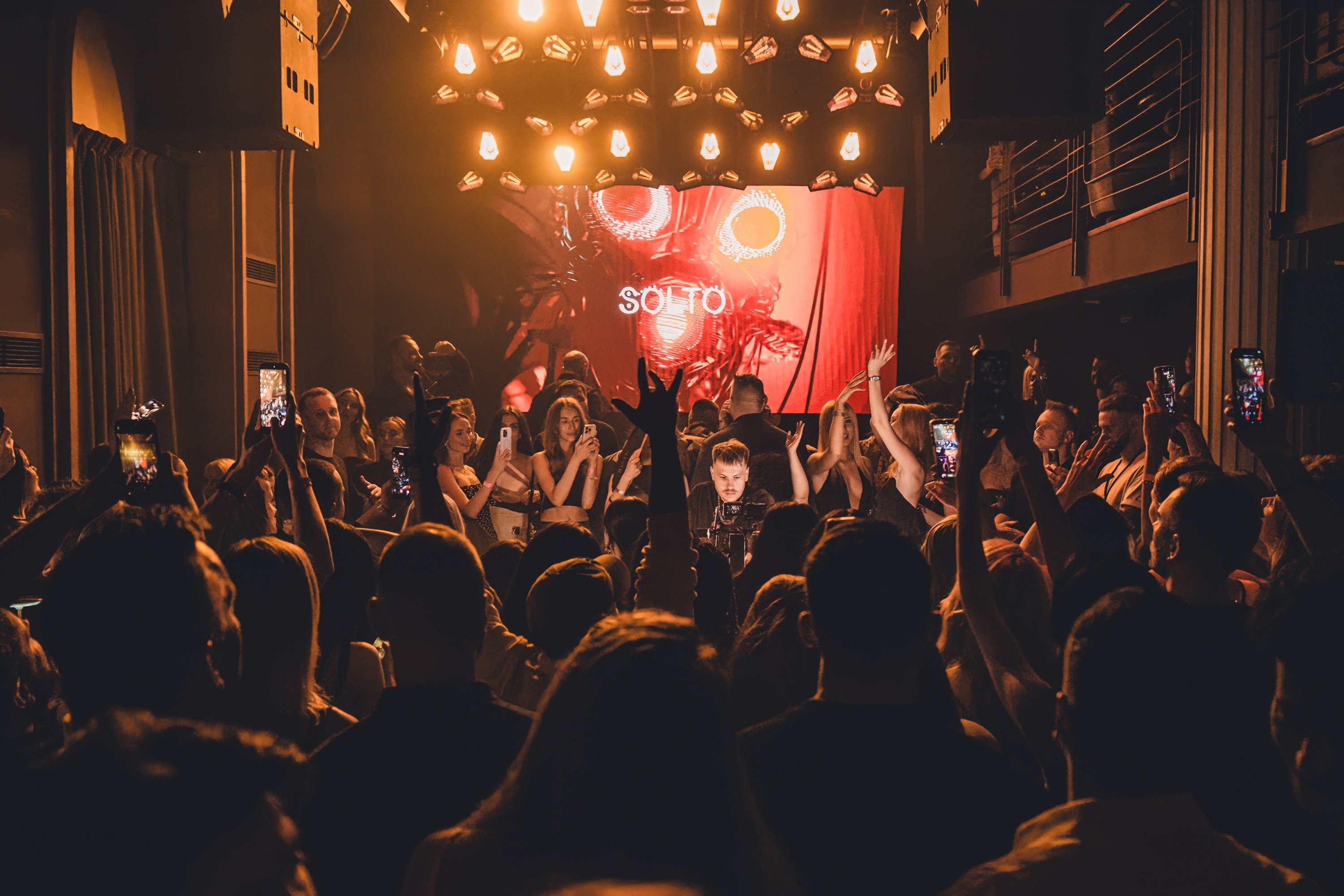 DJ i publiczność podczas występu w The One