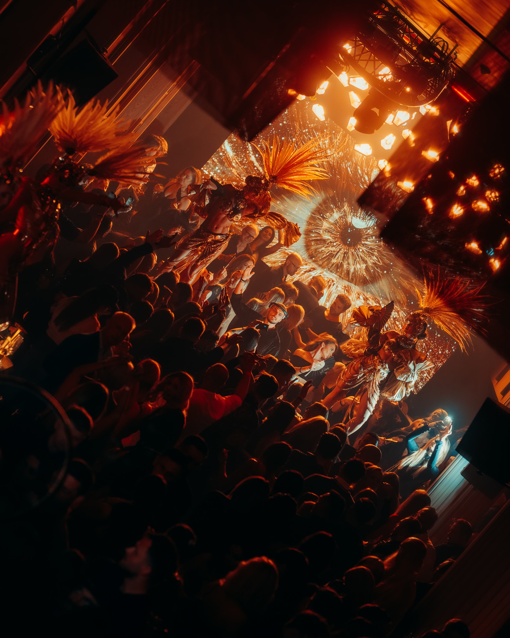 Klubowa noc i performerzy podczas otwarcia The One